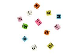 Perles acryliques lettres carrées 7 mm 8 couleurs 40 grs
