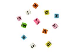 Perles acryliques lettres carrées 7 mm 8 couleurs 40 grs
