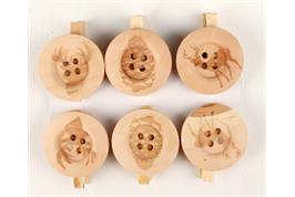 6 pinces à linge en bois forme bouton et impression motifs de Noël - 5 x 4 cm